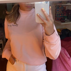 Rosa Sweatshirt med hög krage från NA-KD - Jättemjuk sweatshirt i storlek XS från NA-KD. Kommer i väldigt bra skick då den aldrig använts. Tröjan har en lite högre krage och större muddar på ärmarna. 