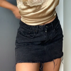 Jeanskjol 🌟❤️ - Svart jeanskjol i storlek S. Har endast använt ett fåtal gånger så är i nyskick! Köparen står för frakt! 🌟❤️