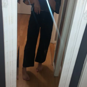 Svarta jeans Monki - 1 par svarta jeans köpta från Monki i julas. Nypris 400 kr men säljer för 60- man får buda, högst bud är 500 så gärna inte över det.  ALDRIG ANVÄNDA!  Säljer pga att dem är alldeles för stora för mig och nu tycker jag mer in jeans som är tajtare, + att de passar inte riktigt mig me längden o så. St 24 eller 155/62A. Är själv 1,54 o dom är petfekt i längden men kanske skulle passa folk som är lite större än mig i st o form.