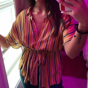 Gul skjorta med band o knappar - Snygg gul skjorta, passar M oxå trots storlek L! Lite oversized på S