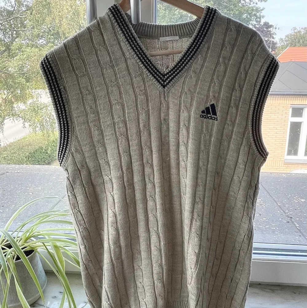 Säljer denna ascoola vintage adidasväst! Köpt för 650kr, men säljer för 250kr + frakt ✨ sitter snyggt oversized på mig som är S/M, men passar även större storlekar 🌸 . Stickat.