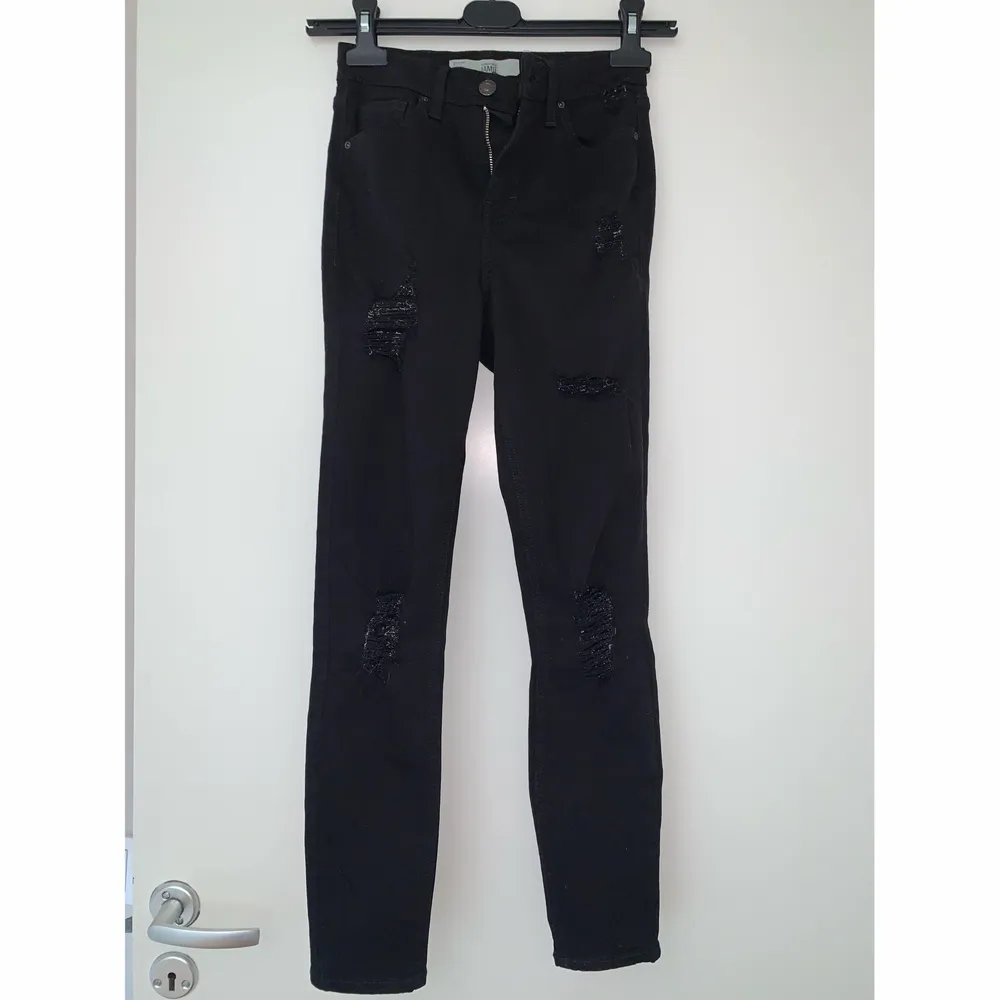 Ett par svarta slita jeans från Topshop Moto Jamie i storlek W25. . Jeans & Byxor.