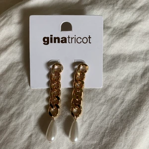 Örhängen - Stora örhängen med guldkedja och pärla. Så himla fina, råkade köpa två par så därav säljer jag dessa. Köpta för 99kr. 