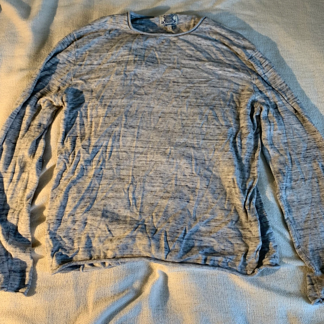 Gråmelerad stickad tröja