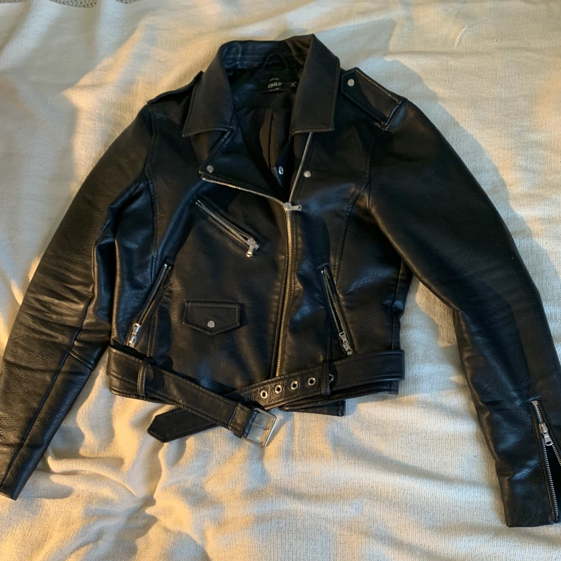 Svart fakeskinnjacka