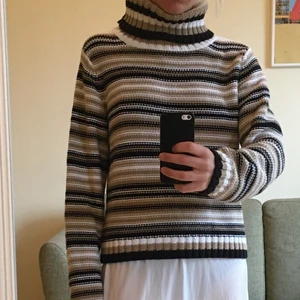 Randig tjocktröja - Randig tjocktröja i virkad/stickad modell med polo. Superfin och skön. 