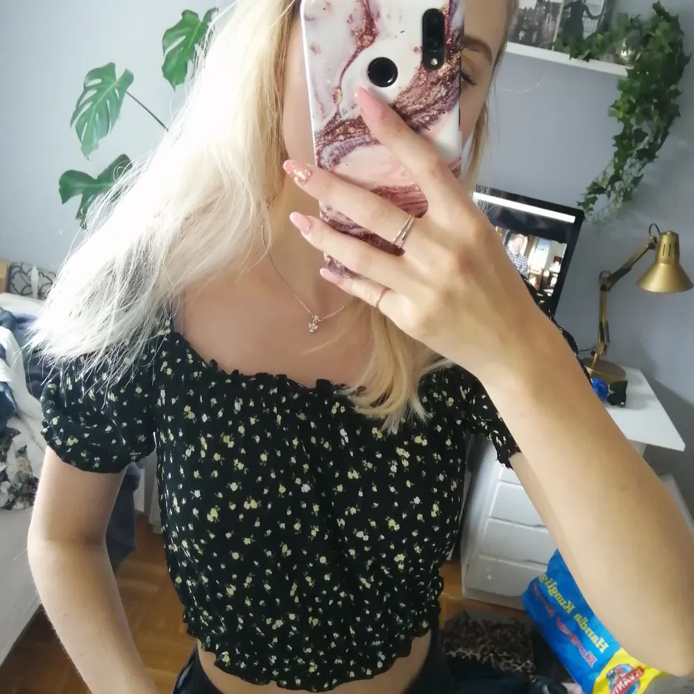 Svart crop top med gula blommor från Hm, knappt använd och säljs därför, stl XS, 75 kr inkl frakt . Toppar.