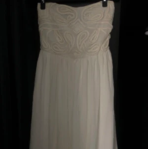 Zara klänning - Gräddvit klänning ifrån zara som är använd en gång. Sitter uppe vid bysten bra o har dragkedja. 