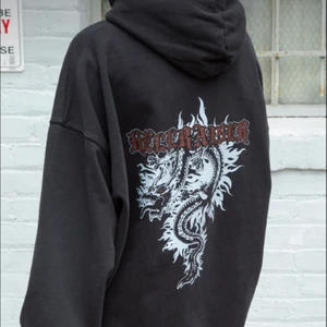 Hoodie från Brandy Melville - Ascool Hoodie från brandy Melville, köpt i USA. Storlek onesize men passar lite oversized på mig som är S/M. Säljer då den inte kommer till användning! Egna bilder skickas vid intresse! Buda från 200 +frakt (kan mötas upp i Stockholm).