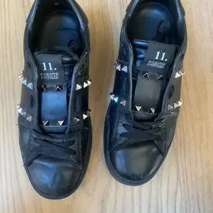 Dessa sneakers är köpta för 2 år sen i butik och har används en del, därav priset, annars är de super snygga och bekväma! Det är storlek 38 men passar även en upp/ner. Köpta för 6300 kr, mitt pris 4500 ( kan ändras ) 