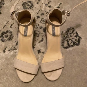 Nelly klackar  - Använt en gång på bröllop. Bra skick, storlek 36.