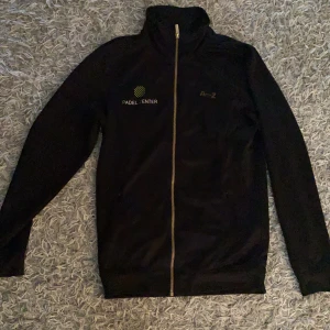 A-Z by Zlatan - Padel Center!  - Vill du sätta skräck i dina padel motståndare? Ja då är denna tröja perfekt för dig! 