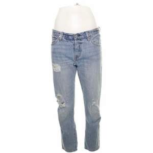 Säljer ett par ljusblå 501 Levis jeans köpta från sellpy! Storlek 27/32, mycket bra skick!