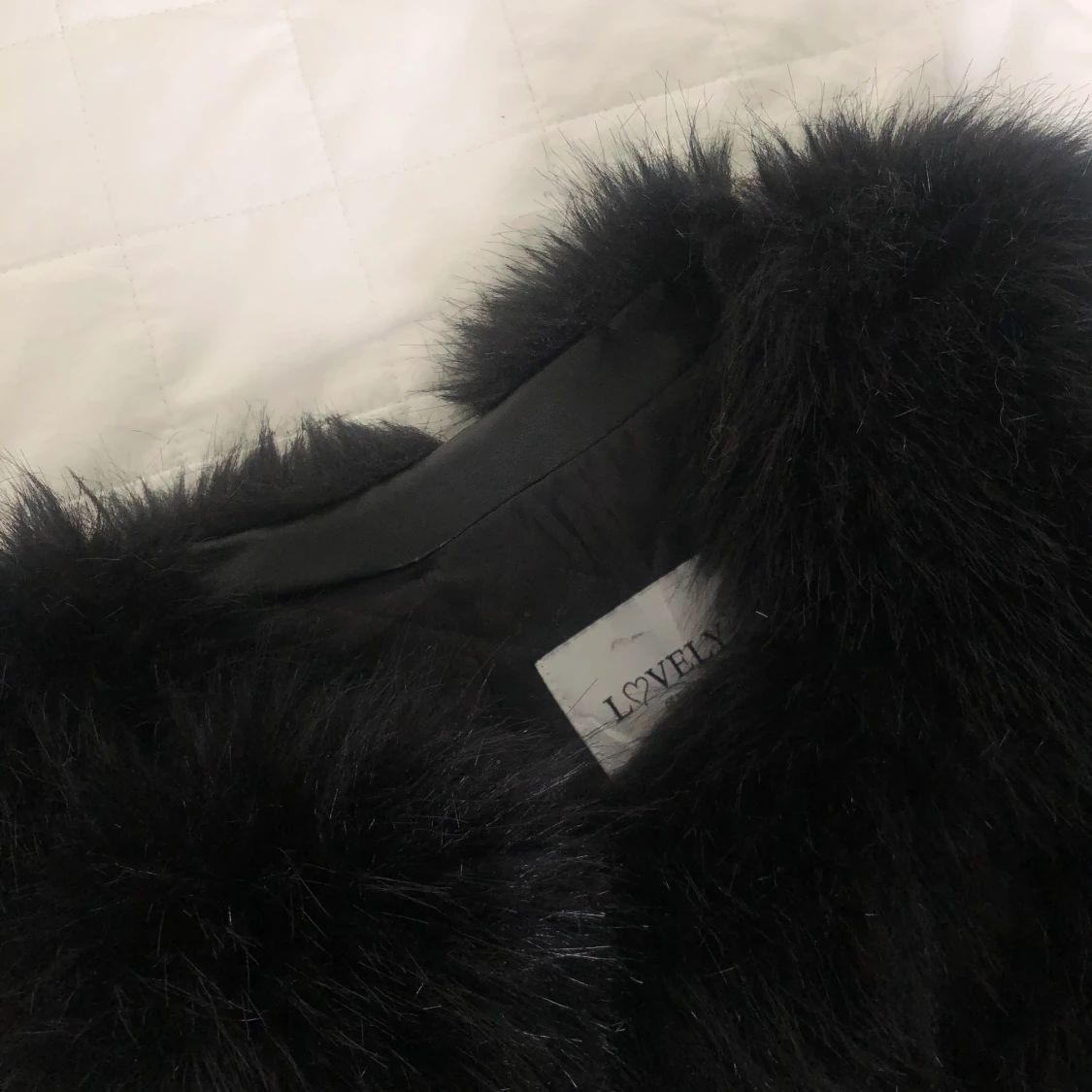 Svart fejkpälsväst - 91