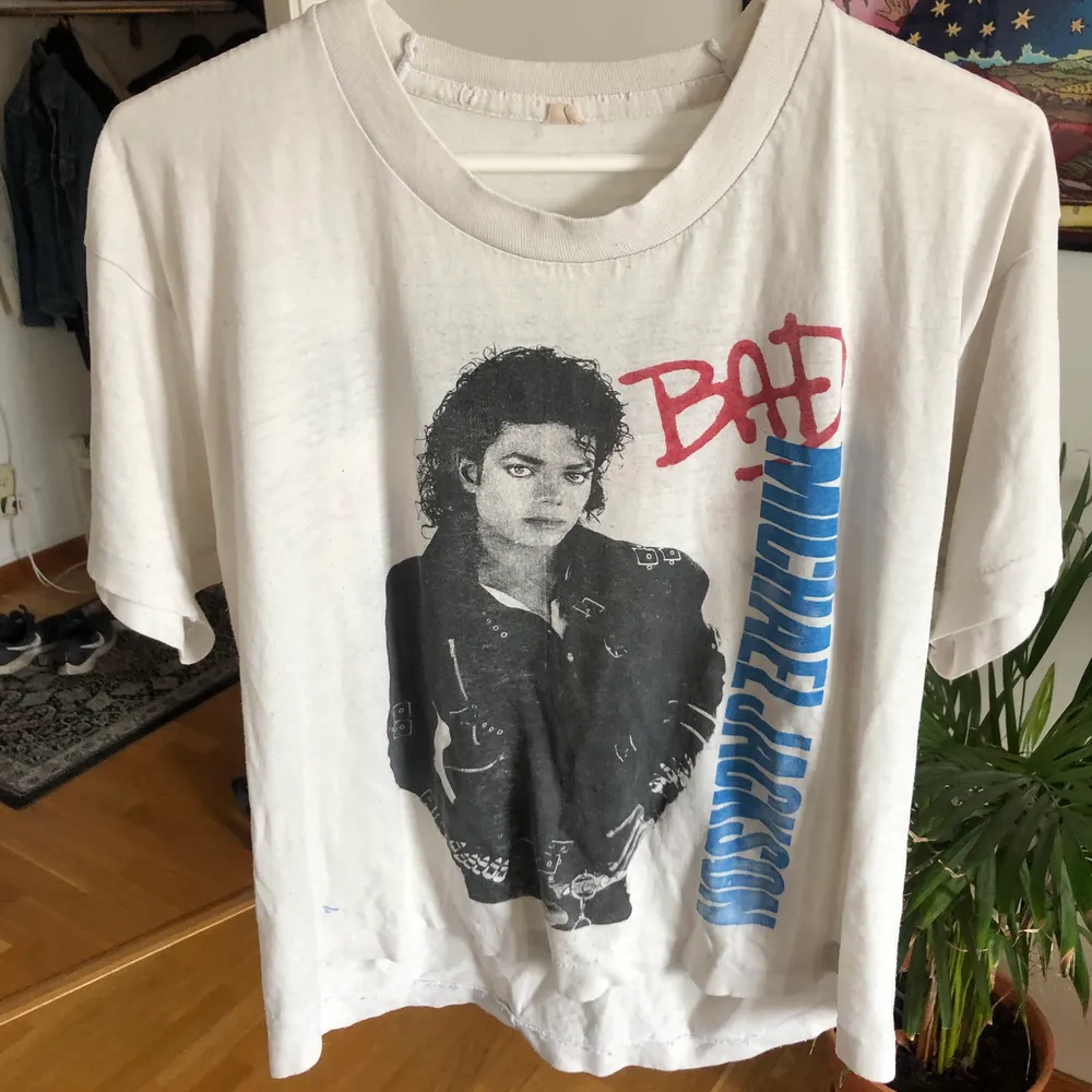 Äkta MJ merch. Köpt 1988 vid konserten på Ullevi. Litet brännhål på ärmen, inte direkt nyskick! Ganska slitet tyg. Nån liten färgfläck också vid nedre kanten. T-shirts.