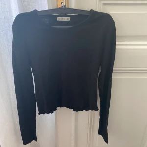 Jättegullig tröja med lite volang nedtill  - Jättegullig tröja med volang nedtill💗💗💗Endast 50kr 