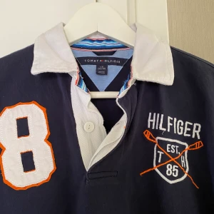 Snygg tröja!! - Storleken ser ni på bilden, min son hade den när han var ca 13/14år. Jättefin tröja!!