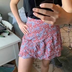 Hej! Säljer denna somriga kjol från HM. Den är i fint skick och passar perfekt nu till sommaren😍💖🌟