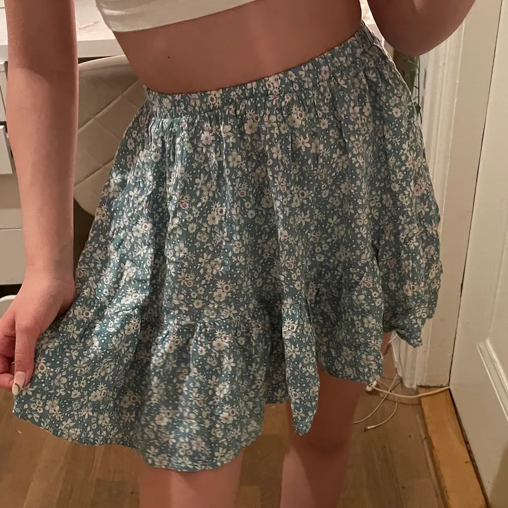 Säljer denna söta somriga kjol för att den inte kommer till användning tyvärr:/💕 Kontakta mig vid intresse!☺️💕. Kjolar.