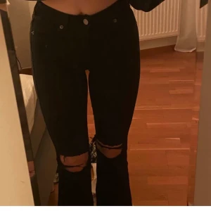 Bootcut Jeans - LÅNAD BILD!!  Bootcut jeans från salt/dr denim Storlek S dom är precis över naveln alltså högmidjade på mig som har smal midja sitter dessa ändå bra och de är även väldigt streshiga i materialet. 200, den formar dina former väldigt fint