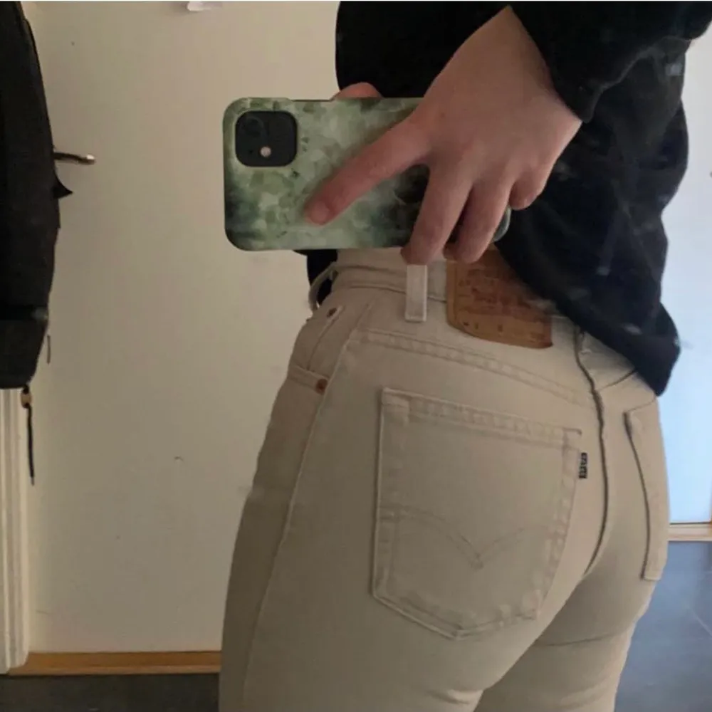  Jag säljer mina beige Levis jeans 550 för dom blivit lite försmå för mig. De är i stolek S och jag är ungefär 1,60cm lång. Budgivning sker i kommentarerna💜. Jeans & Byxor.