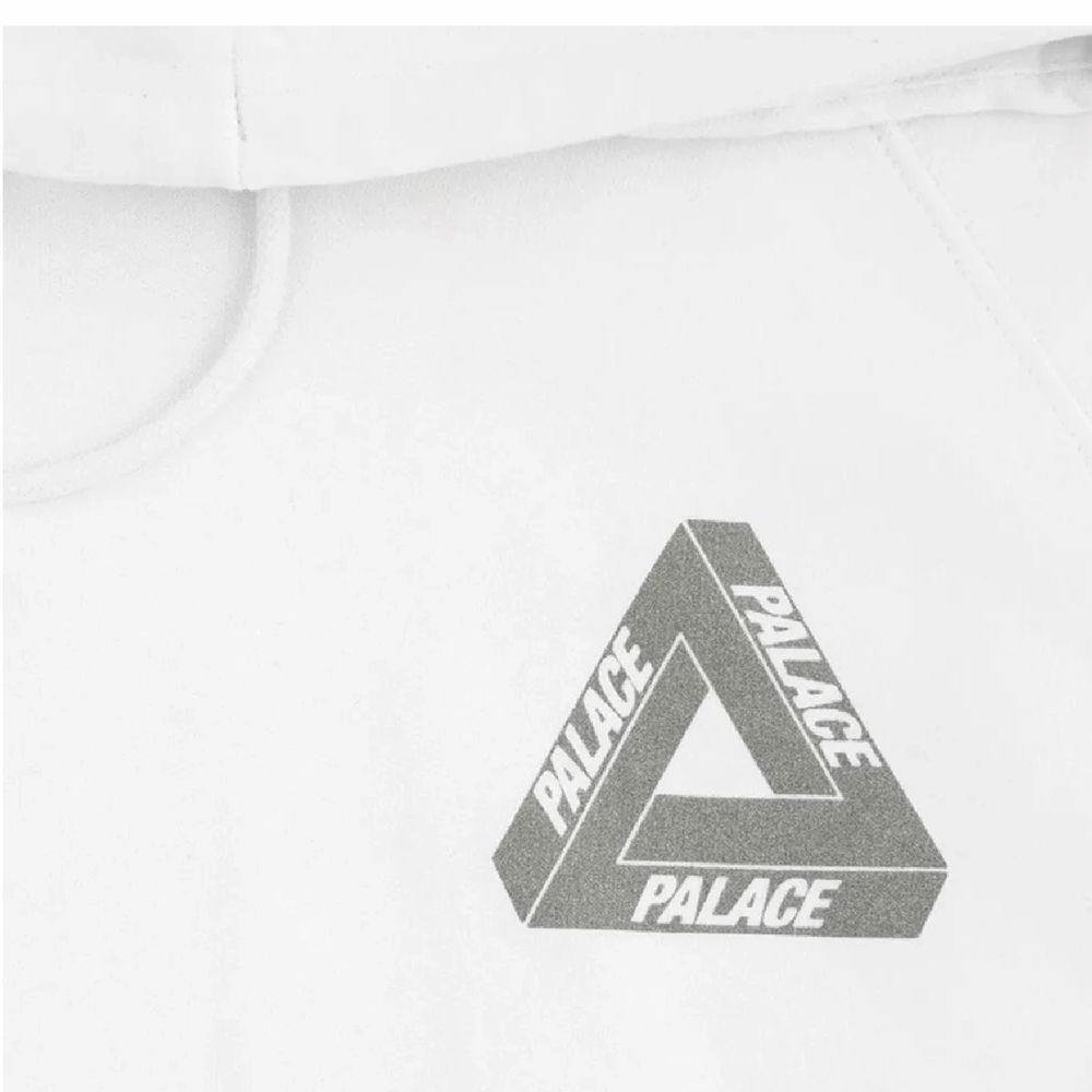Äkta palace hoodie storlek S. Nypris är runt 4000 men skriv ett pris du kunnat tänka dig betala så kommer vi fram till något🥰 tryck även på ryggen. kan skicka egna bilder om de önskas! Du står för frakt. (Några små hål på ena sidan längst ner men inget man tänker på). Tröjor & Koftor.