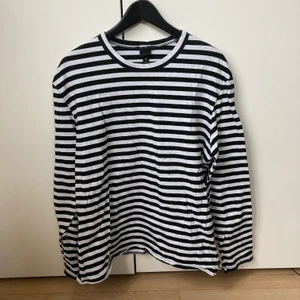 Randig långärmad tröja  - Randig långärmad tröja. Passar bra med on oversized tröja ovanpå. Köpare betalar frakt. 