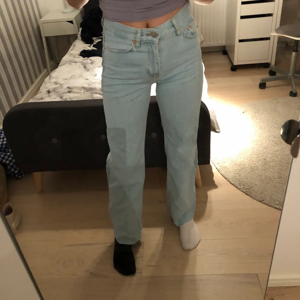 Säljer mina ljusblå jeans från junkjard, använda ett par gånger efter jag sytt in dem då ja tyckte de va för vida. Har även klippt till jeansen så de ska passa mig som är 163 cm, skriv för fler detaljer. Jeans & Byxor.