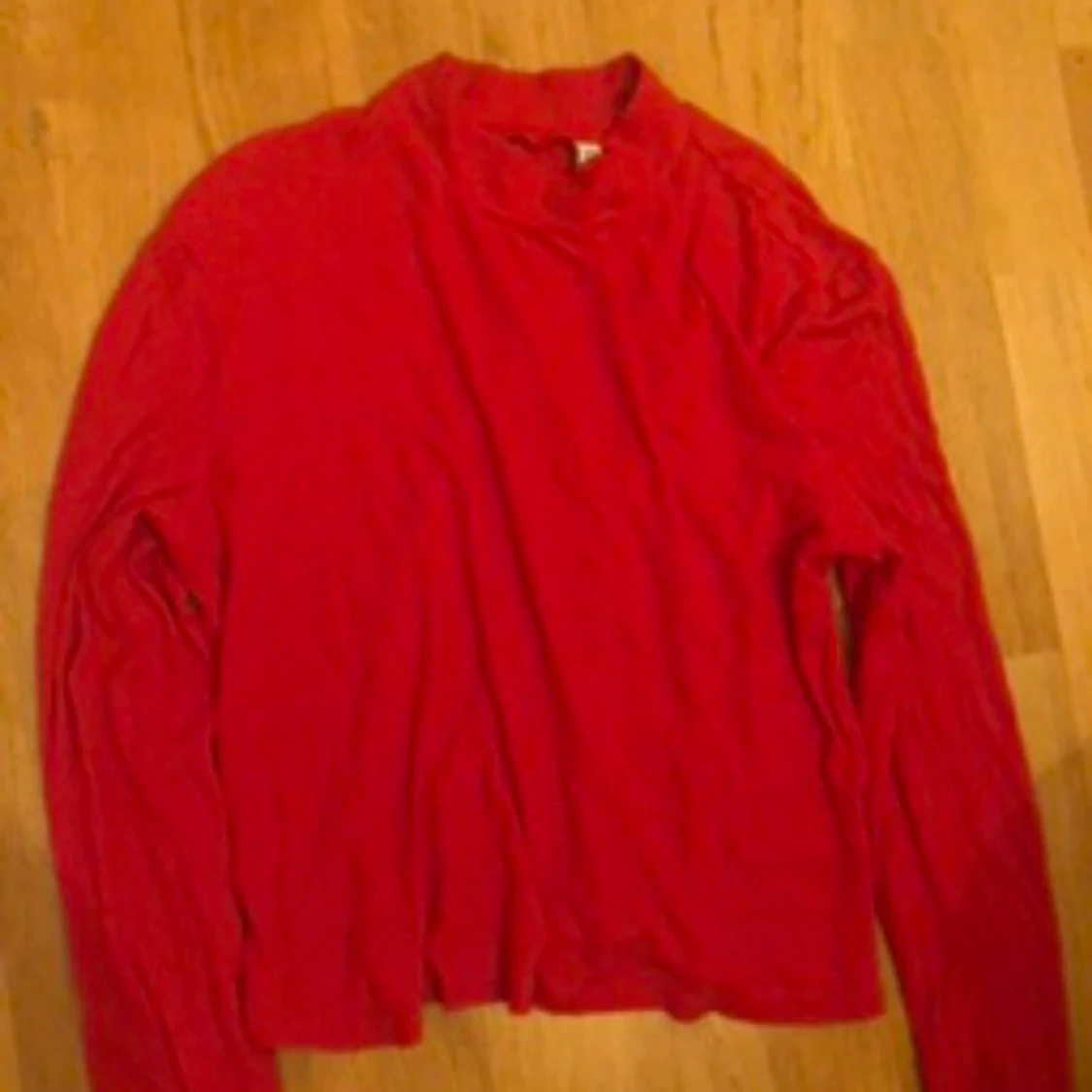 RÖD LÅNGÄRMAD TRÖJA MED POLOKRAGE!
