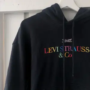 Super snygg Levis hoodie i fint skick, lite oversized i modellen💓