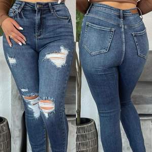 Helt oanvända jeans med prislapp kvar. Sjukt snygga och bra kvalite. Dessa är i storlek xs men passar både xs och s.