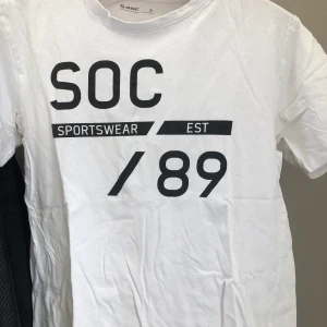 T-shirt  - T-shirt från soc 