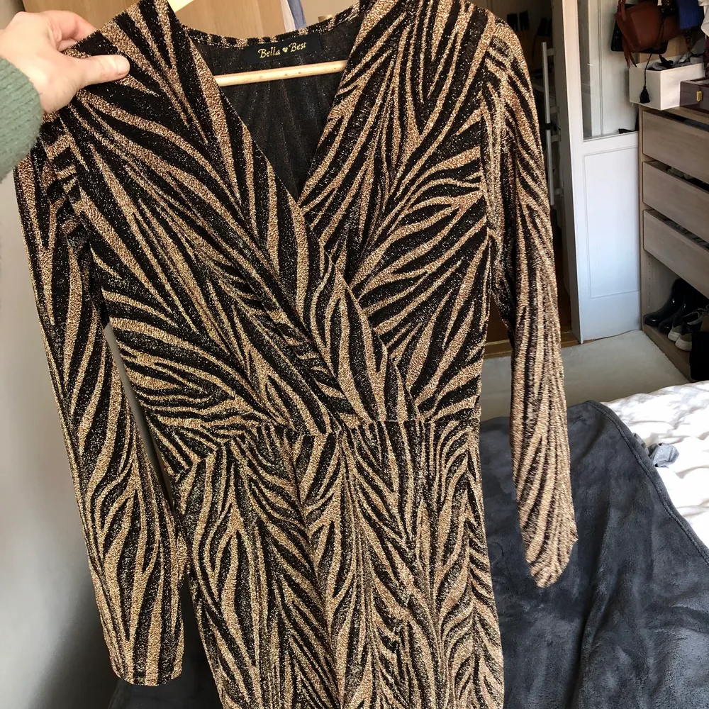 A super fun dress for a party! Slightly split in the front, this dress fits perfectly and ehance natural curves. The fabric is really comfy. I never worn it. Size Small . Klänningar.