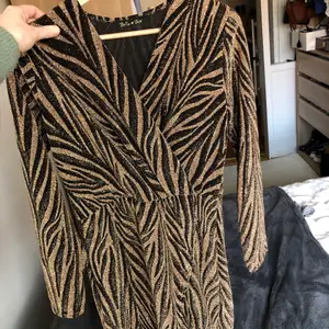 A super fun dress for a party! Slightly split in the front, this dress fits perfectly and ehance natural curves. The fabric is really comfy. I never worn it. Size Small 