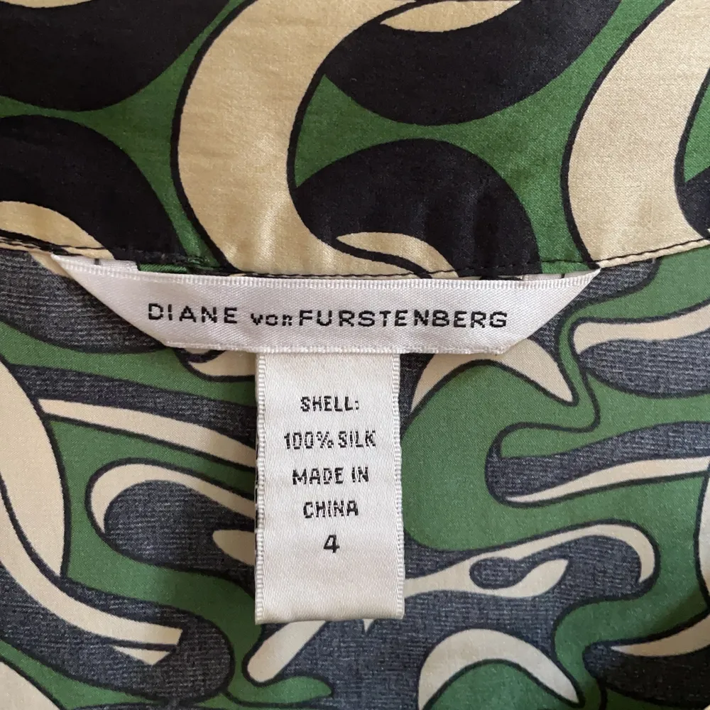 Vintage. Grön print. 100% silke. Klänningar.