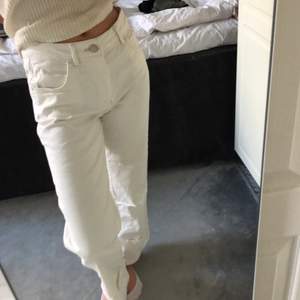 Supersnygga vita/offwhite jeans från Massimo Dutti! Jättebra skick, använt 2 gånger🧡