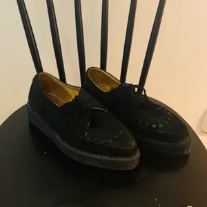 Svarta creepers skor i mocka med spetsig tå, snygga detaljer. Köpta i London på en vintage skobutik. Strl 39  Väldigt fint skick knappt använda.