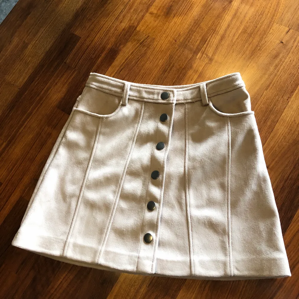 Beige kjol från Zara i mocka-liknande material. Säljer då den är för liten för mig. Köparen står för frakten. Skriv till mig privat om du är intresserad :). Kjolar.