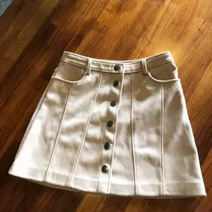 Beige kjol från Zara i mocka-liknande material. Säljer då den är för liten för mig. Köparen står för frakten. Skriv till mig privat om du är intresserad :)