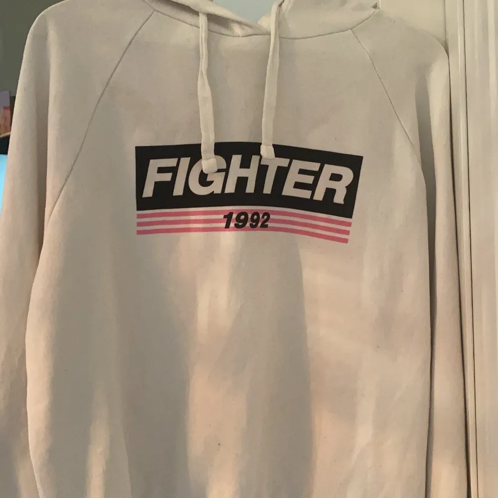 Vit hoodie från Gina Tricot med texten ”Fighter 1992”. Den är sjukt bekväm men kommer inte till användning. Köparen står för frakten. Skicka meddelande för mer info såsom passform osv. . Hoodies.