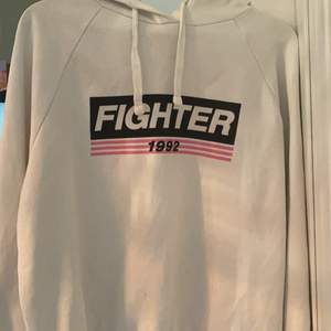 Vit hoodie från Gina Tricot med texten ”Fighter 1992”. Den är sjukt bekväm men kommer inte till användning. Köparen står för frakten. Skicka meddelande för mer info såsom passform osv. 
