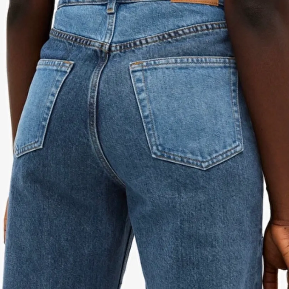 Monkis mozik jeans i lappmönster, längre på mig än på första (lånad) och andra bilden o jag är 166, köpta för drygt 1 år sedan o lagom använda, strl 30 (brukar ha 29) men passar säkert mindre strl om man vill ha dem mer lowwaisted. Jeans & Byxor.