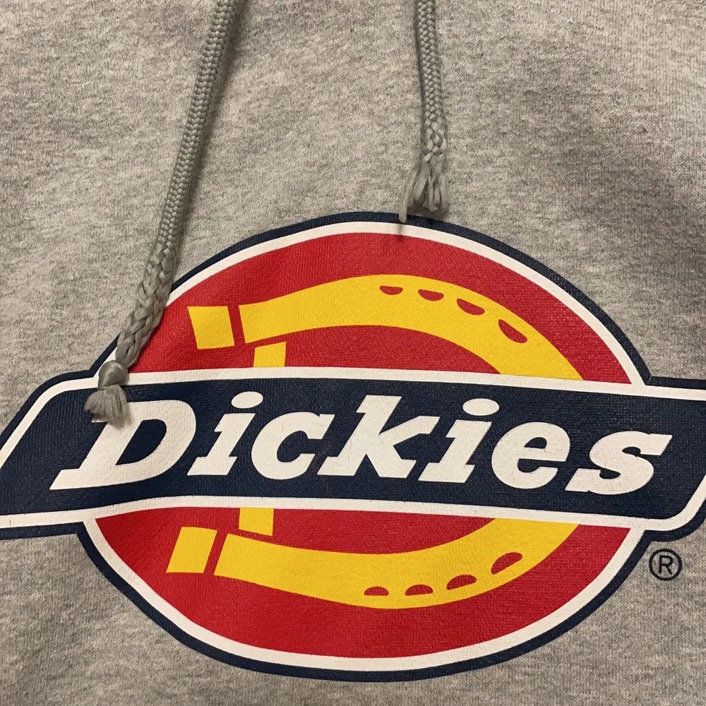 Säljer nu min dickies hoodie i storlek S. Köpt på Dickies.Com för ca 6 månader sedan. Trycket är lite sprucket men absolut inget som märks samt att snörerna har trådats upp. Annars är den superfin. Köparen står för frakten!!!. Hoodies.