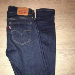 Oanvända Levis jeans, säljer pga att de va för små. Nypris runt 700kr . Mitt pris 150kr+frakt✨