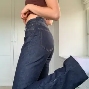 Low/ mid waist jeans från acne studios. Dom är min pappas som jag har sytt om så dom passar i midjan på mig som har 24/25. Aldrig använda, jag är 168🥰 köparen står för frakt, budgivning i kommentarerna vid högt intresse. Startbud 200kr. Skriv även privat om du budat så jag kan kontakta dig lätt🤎🤎