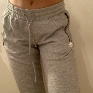 Adidas byxor - Adidas mjukisbyxor, fint skick, sköna 