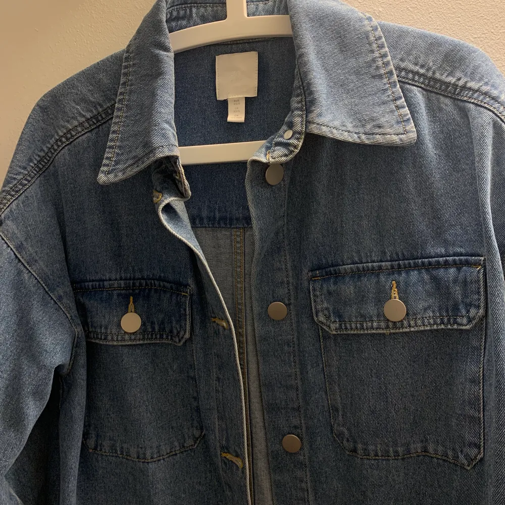 Supersnygg oversize skjorta/jacka i jeans från H&M. Passar xs-m . Skjortor.