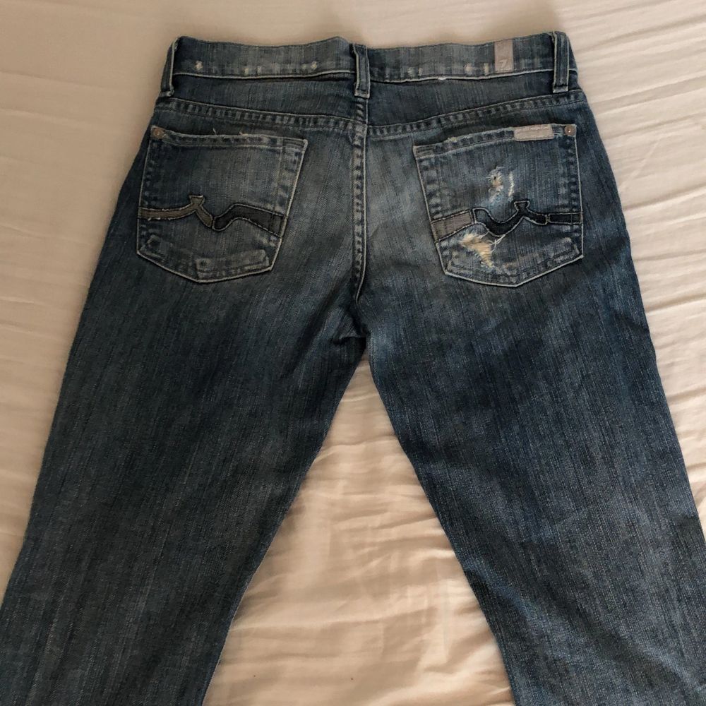 Aldrig använda jeans från 7 for all mankind💕 Jeansen är i storlek 26, men skulle påstå att de är små i storleken. Så runt 25. . Jeans & Byxor.