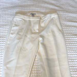 Vita kostymbyxor från H&M. Använda ett flertal gånger men i bra skick. Med fake fickor. Köpare betalar frakt.