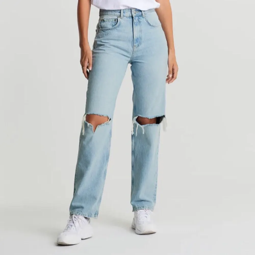 Säljer dessa super snygga jeans från Gina i storlek 34, knappt använda 💕. Jeans & Byxor.